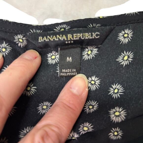 Banana Republic Women's V-Neck Flowy Tank | Black | Sun Print | Medium - Picture 5 of 6